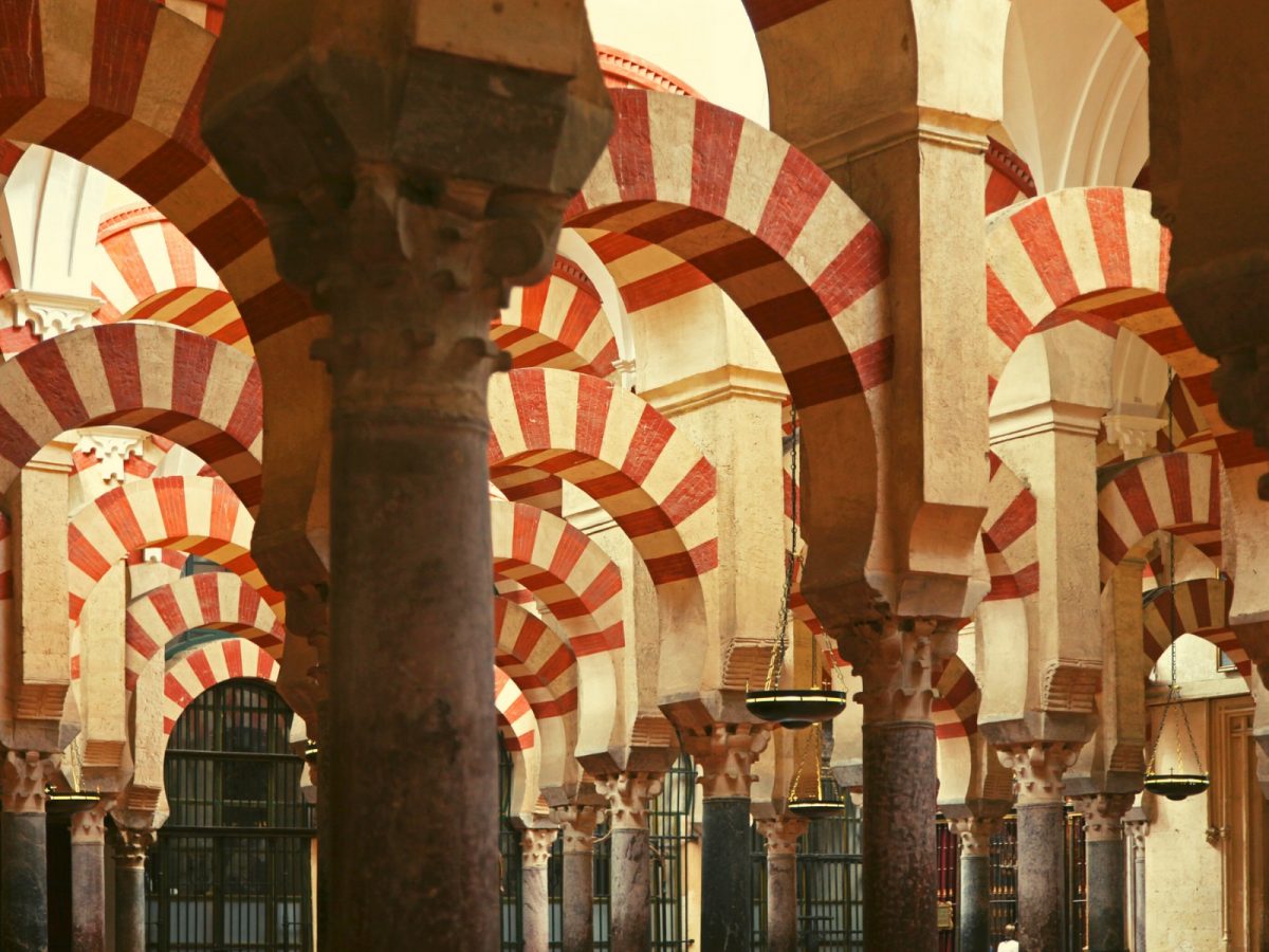 Rood-witte bogen in de Mezquita, de moskee annex kathedraal van Córdoba, Spanje