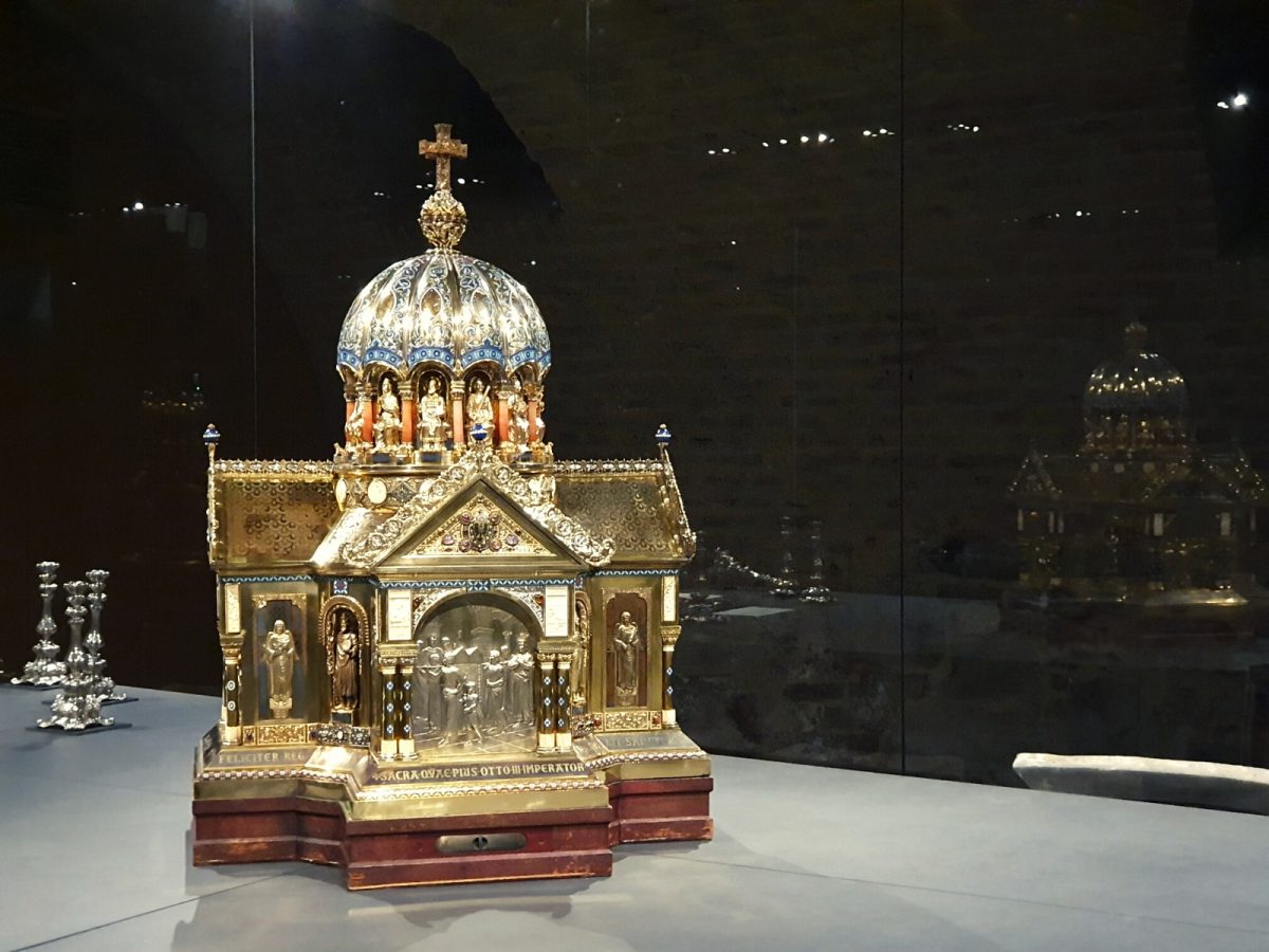 De gouden reliekschrijn van de heilige Corona in de Schatkamer van de Dom van Aken