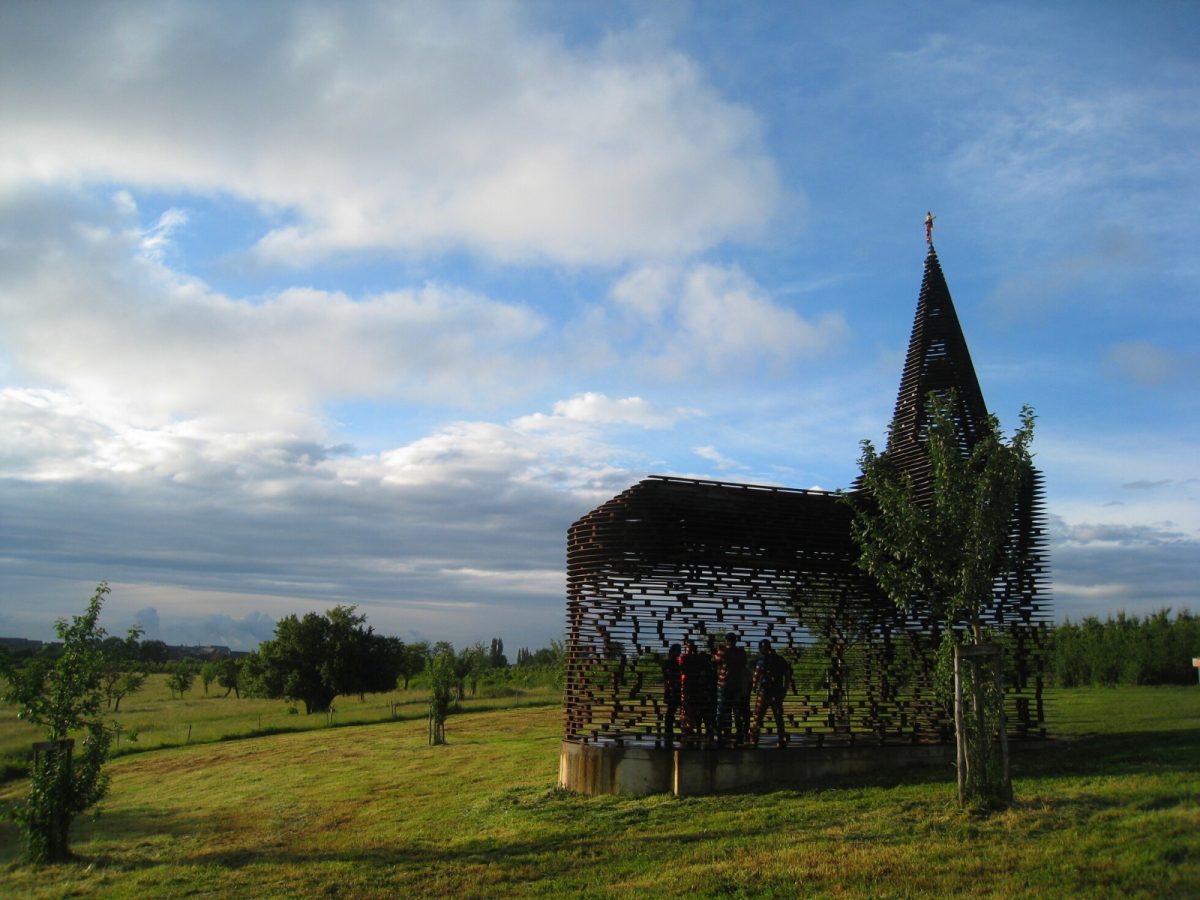 Het kunstige doorkijkkerkje in Borgloon, België