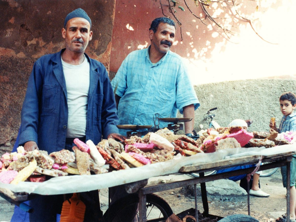 Verkoper van suikerbrokken nabij een heiligdom in Marrakech, Marokko
