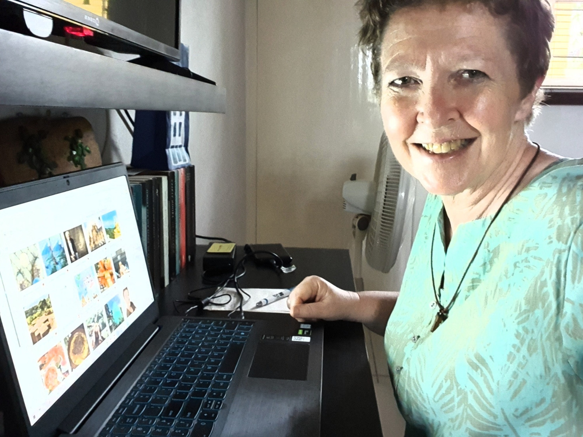 Mariëtte van Beek, initiatiefneemster van de blogsite Mirakelz Reizen, aan het werk op de laptop.