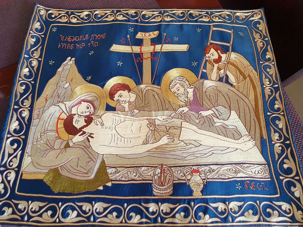 Handgeborduurd Georgisch paaskleed dat de afneming van Jezus van het kruis verbeeldt. Jezus ligt met zijn hoofd op Maria's schoot.