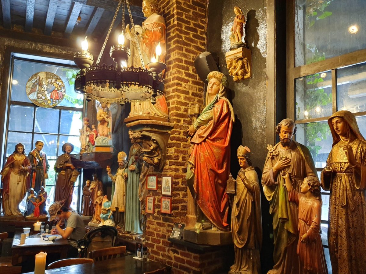 Heiligenbeelden in café Het Elfde Gebod in Antwerpen