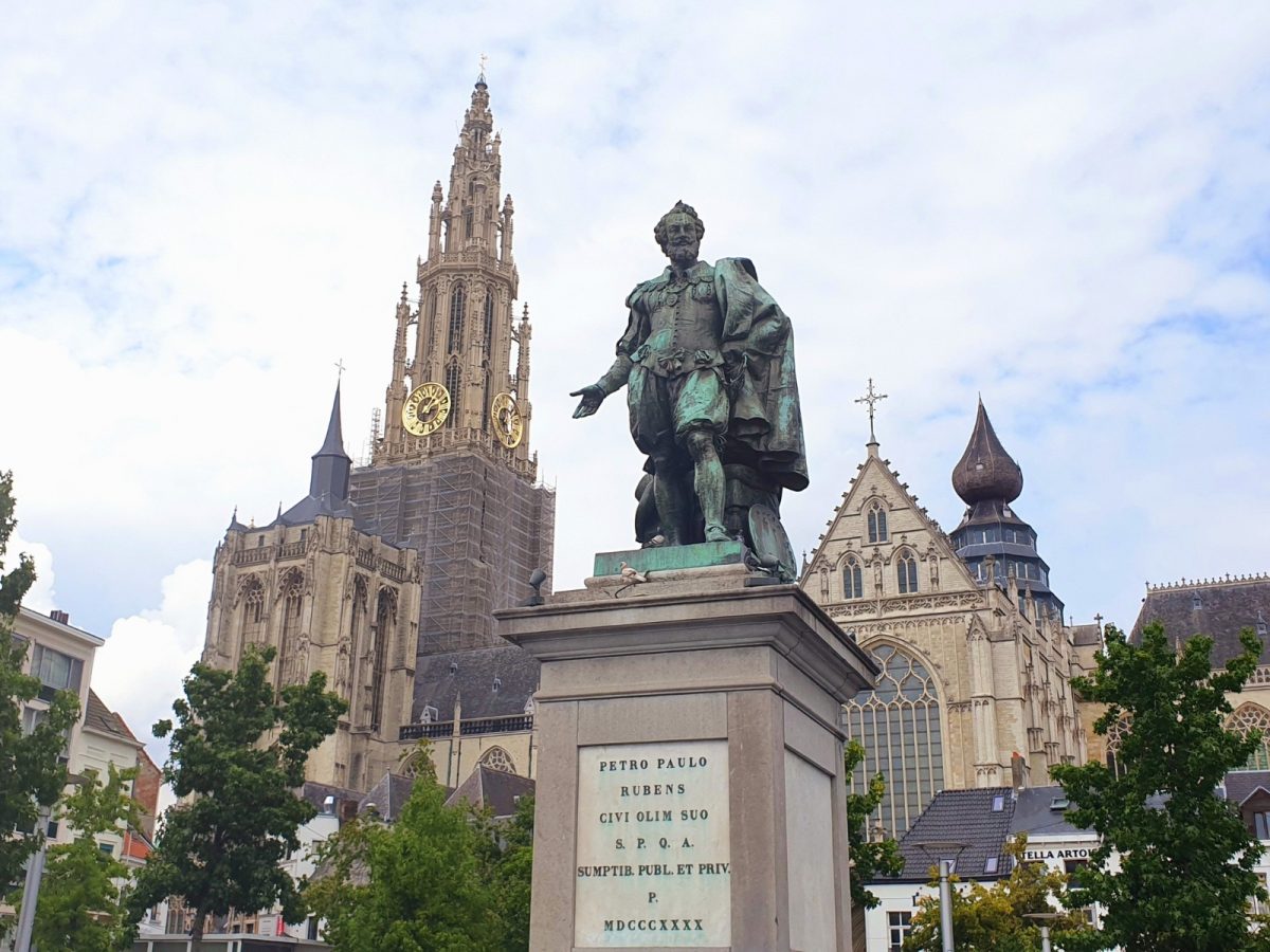 Het standbeeld van Rubens op de Groenmarkt in Antwerpen