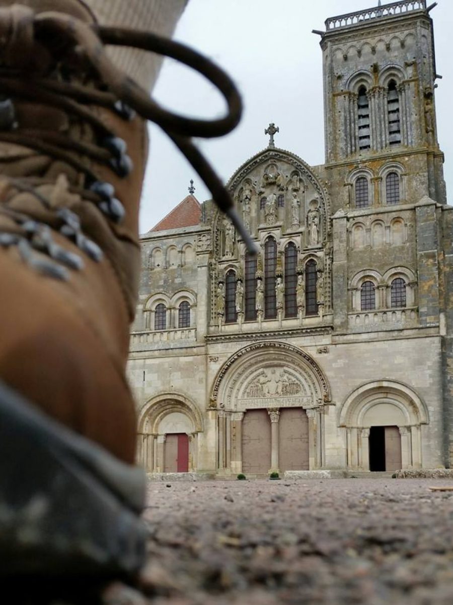 De Camino de Santiago voert langs de Maria Magdalenabasiliek in Vézelay