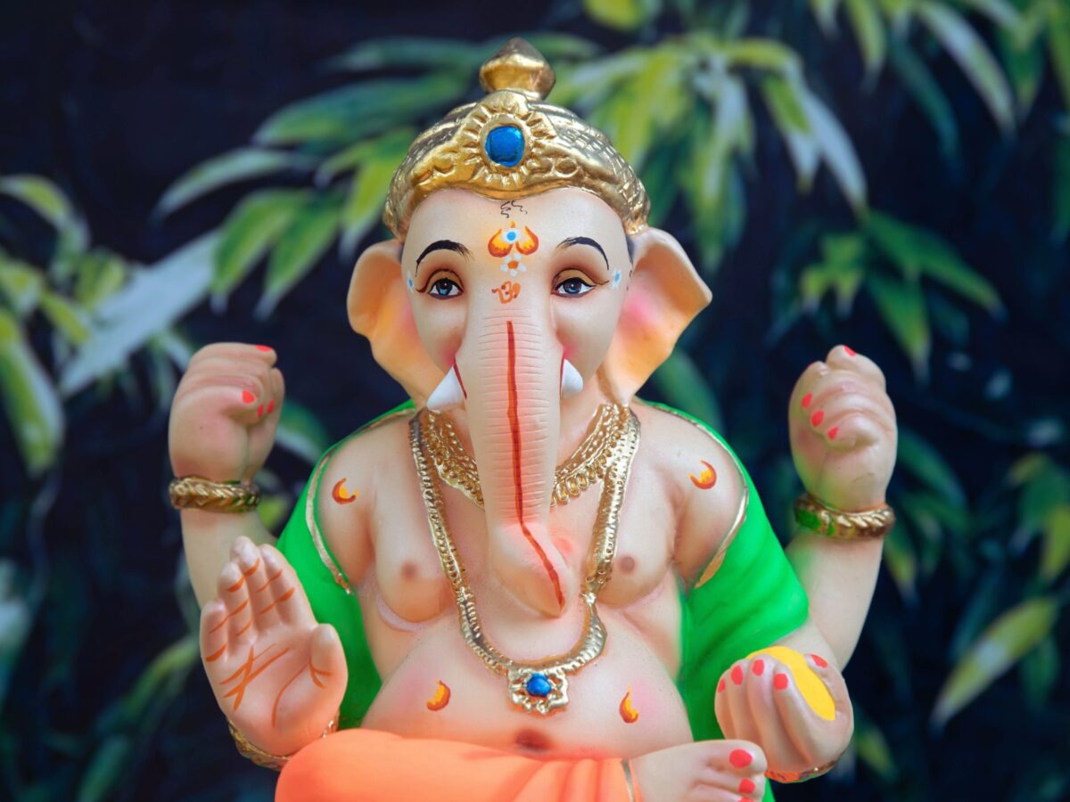 Kleurig beeldje van Ganesha, de hindoeïstische olifantgod met slurf.