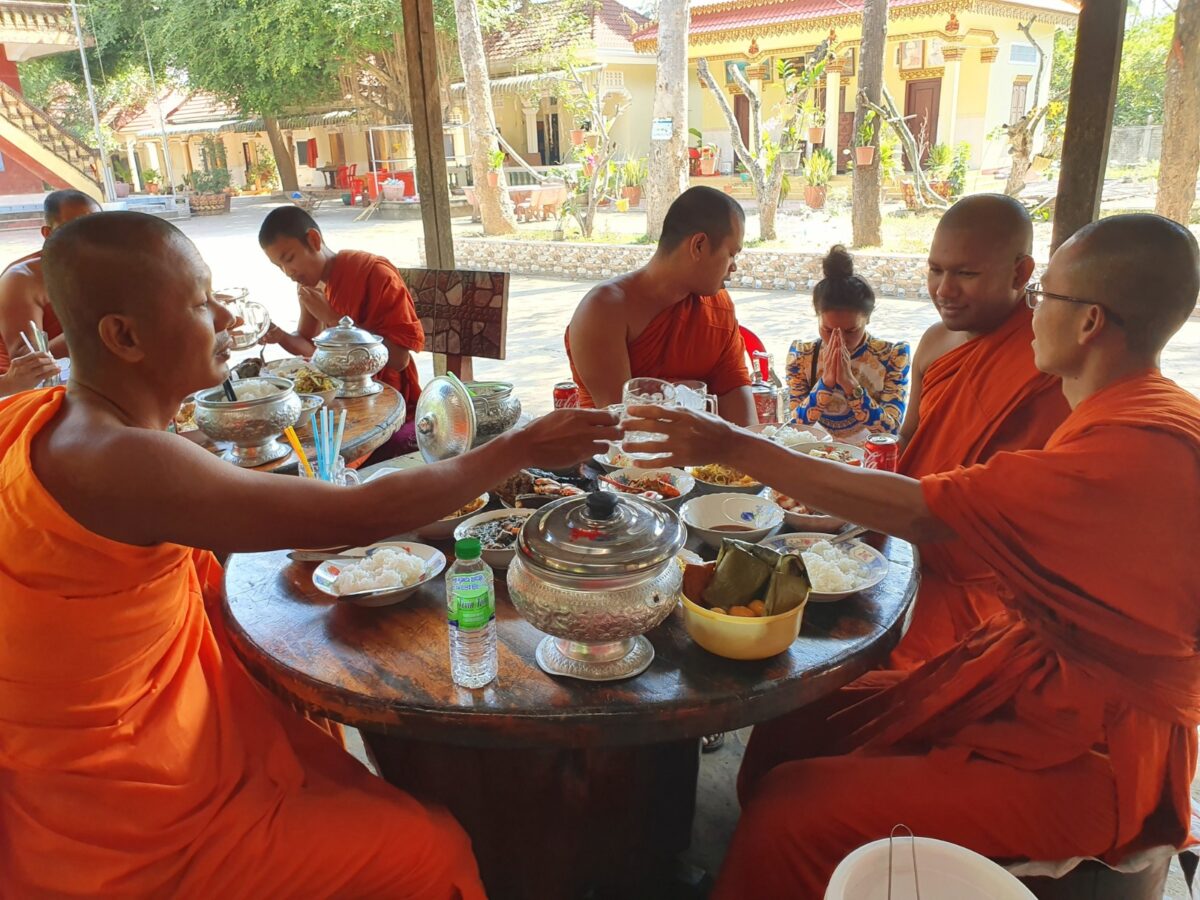 Monniken aan de lunch in de pagode van Odambang, nabij Battambang, Cambodja