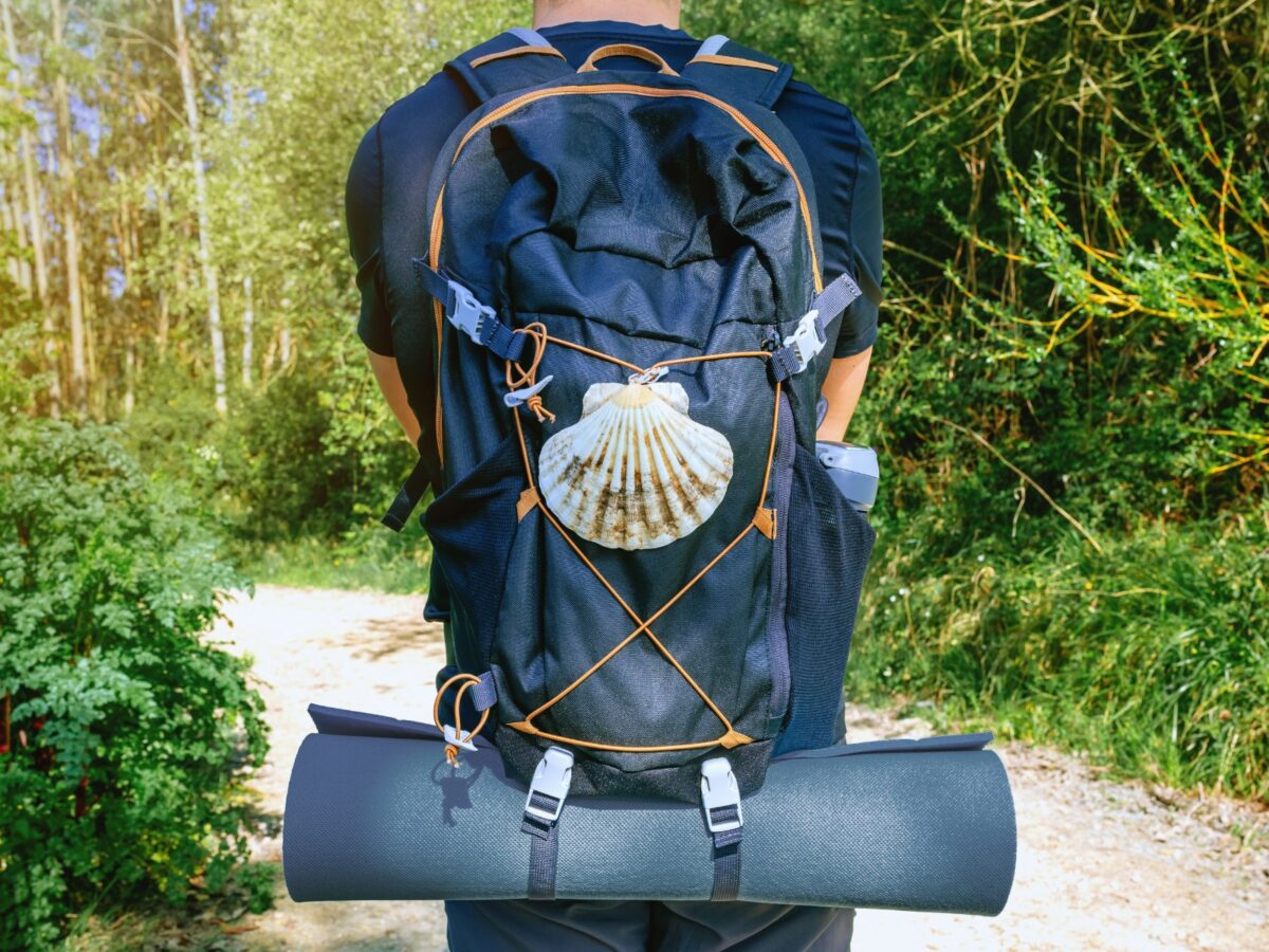 Rugzak met jacobsschelp van een pelgrim op de Camino de Santiago.