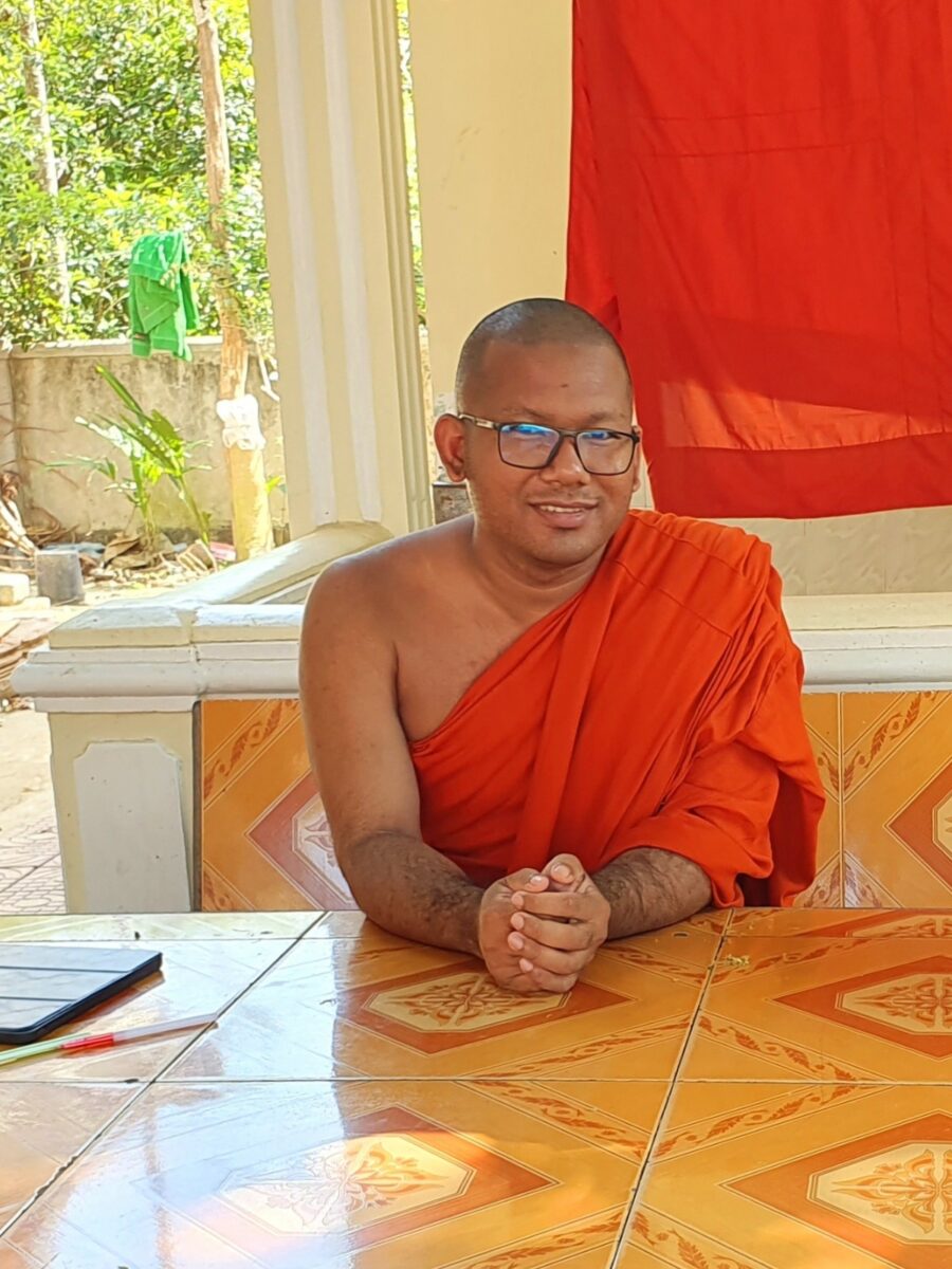 Monnik Choutly Det in Odambang, Cambodja, beantwoordt vragen over het boeddhisme