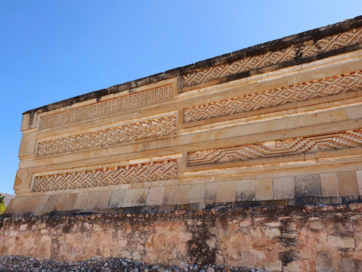 Sierranden vol geometrische motieven op de muren van de Dodentempel in Mitla, Mexico