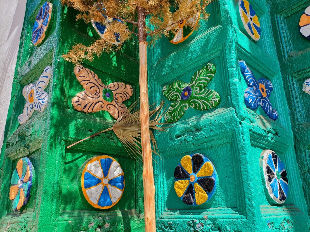 Bont geverfde bloemen sieren het portaal van de San Juankerk in Chamula, Chiapas