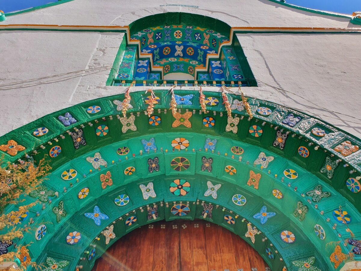 De bont geverfde façade van de San Juankerk in het Mexicaanse dorp Chamula, Chiapas
