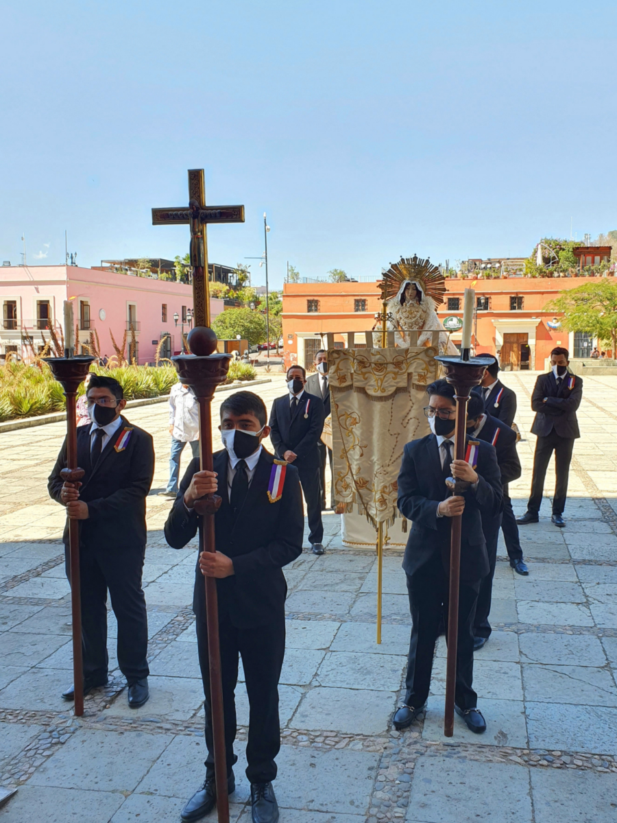 Broederschap van de Santo Domingo de Guzmán-kerk in Oaxaca rond het processiebeeld van Maria