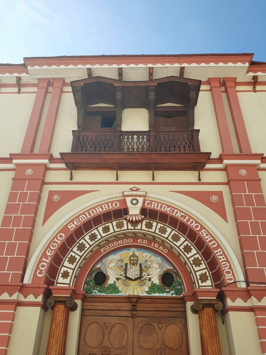 Kleurig portaal van de voormalige Colegio Seminario, nu een universiteit in León, Nicaragua