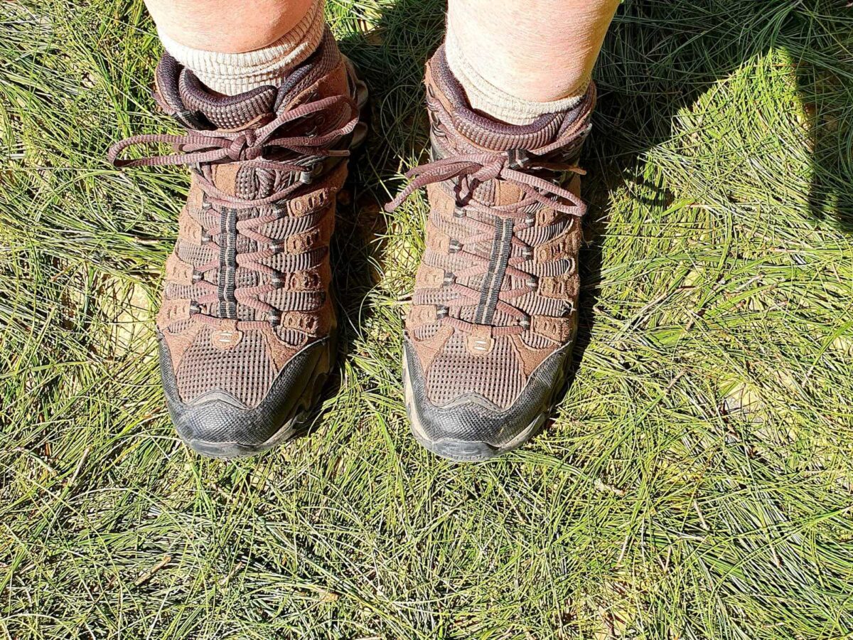 Schoenen boven op de dennennaalden bij de entree van de San Juankerk in Chamula