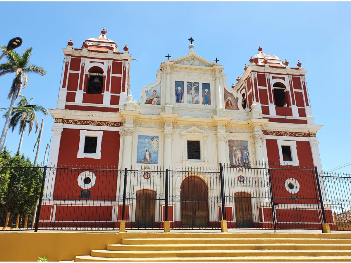 Bonte schilderingen van het lijden van Christus op de gevel van de El-Calvario-kerk in León, Nicaragua