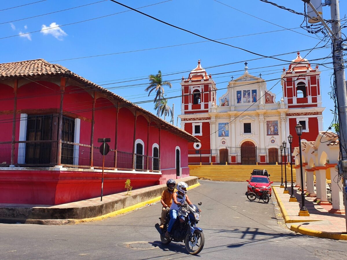 De rood-witte façade van de El Calvario-kerk in Léon, Nicaragua