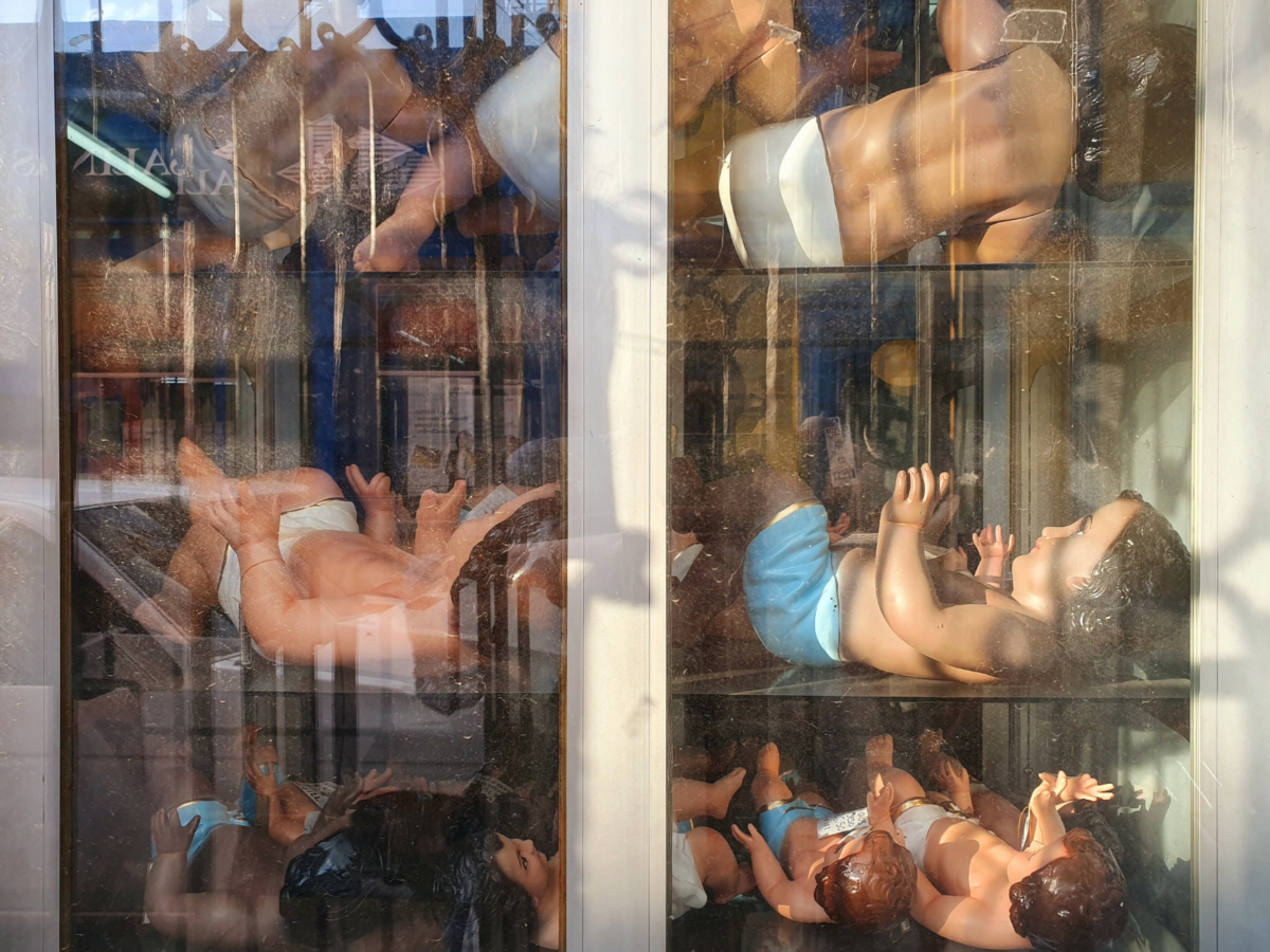 Een etalage vol bijna blote Jezuskindjes of Niños Dios in Oaxaca de Juárez