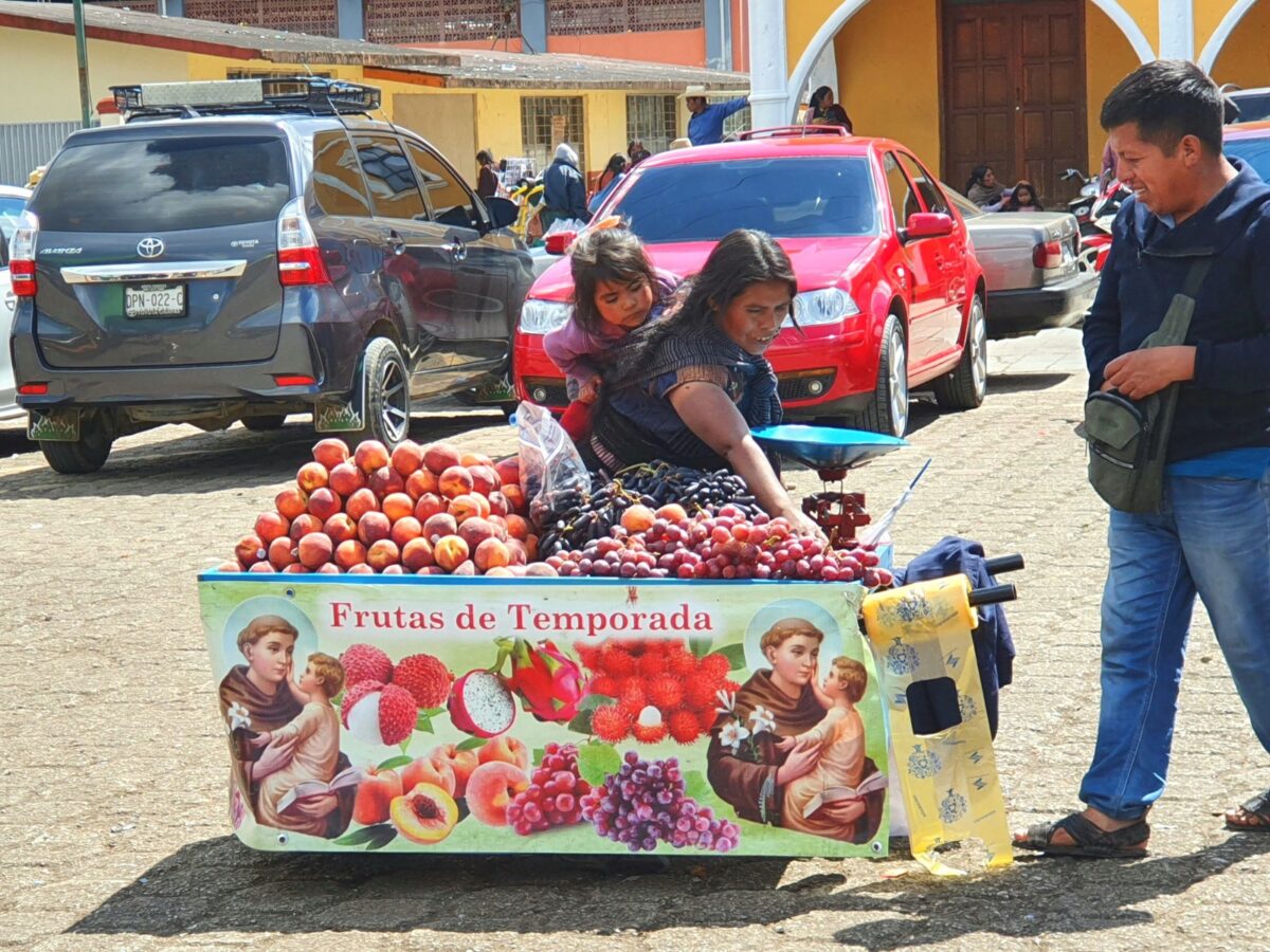 Fruitverkoopster op het plein voor de San Juankerk in Chamula, Mexico