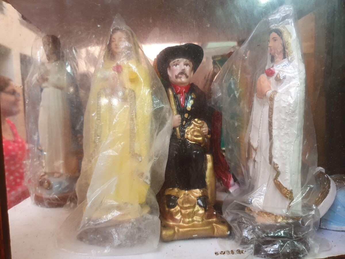 Heiligenbeelden te koop in de Mercado Central in León, Nicaragua