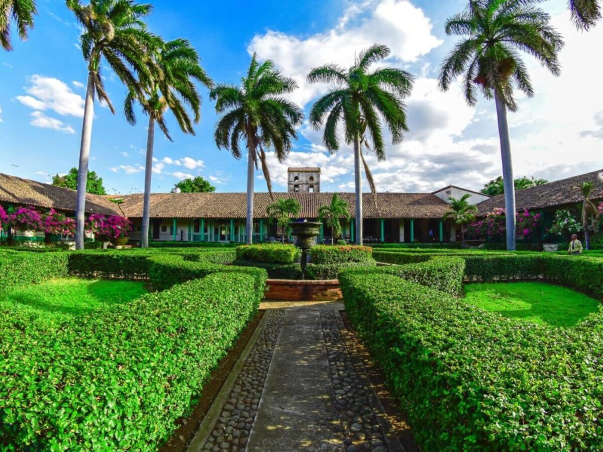De binnentuin met fontein van het hotel El Convento in León, Nicaragua