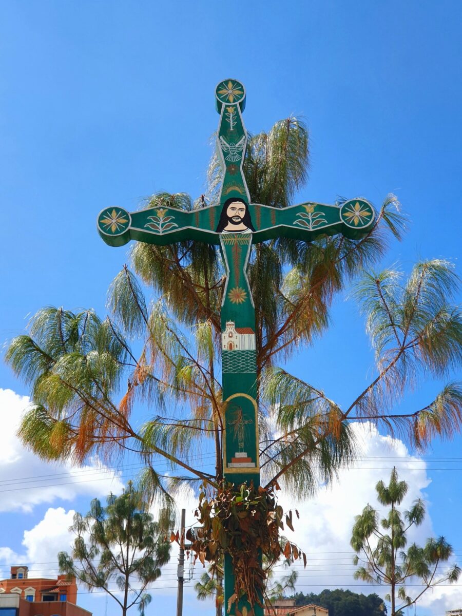 Een kleurig geverfd kruis met Jezus op het plein van het Mexicaanse dorp Chamula