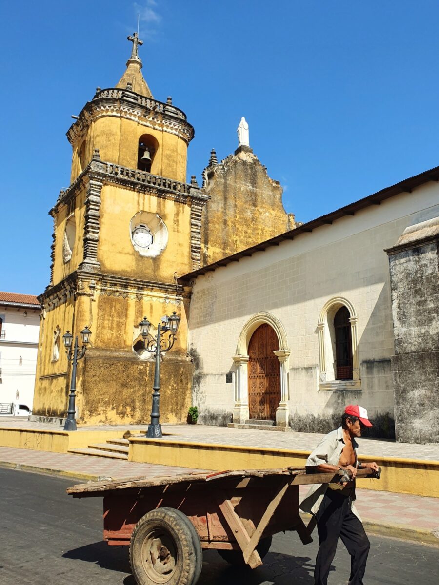 De gele Mexicaanse barokfaçade van de De La Recollecion-kerk in León, Nicaragua