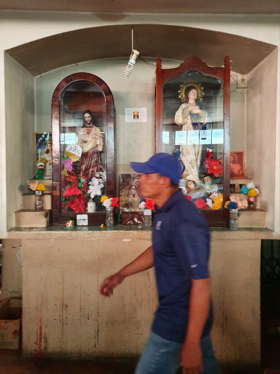 Jezus- en Mariabeelden in vitrines midden in de Mercado Central in León, Nicaragua