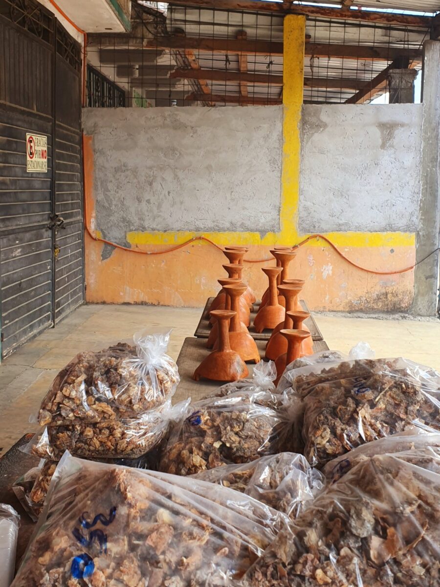 Aardewerken wierookbranders en kopalhars in de verkoop in Chamula, Mexico