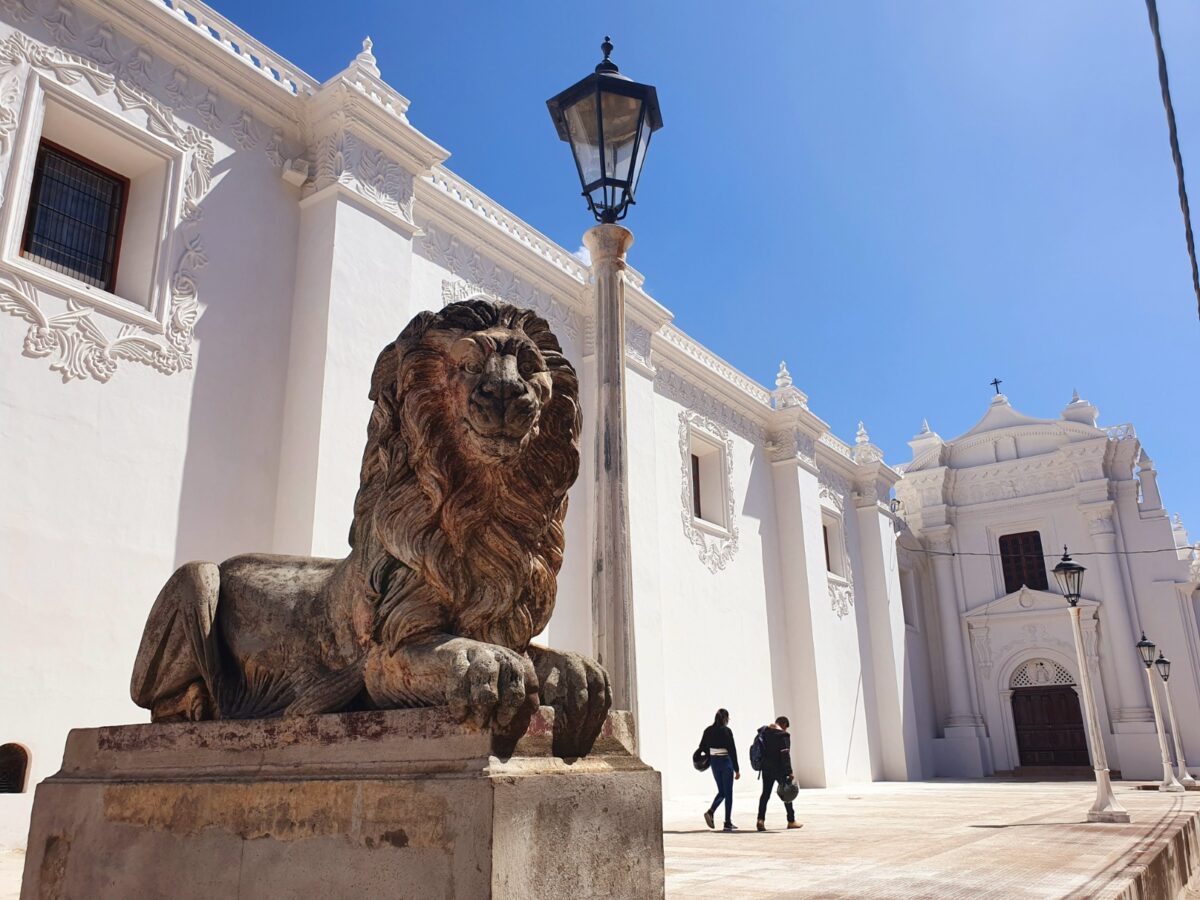 Standbeeld van een leeuw nabij de zijingang van de kathedraal van León, Nicaragua