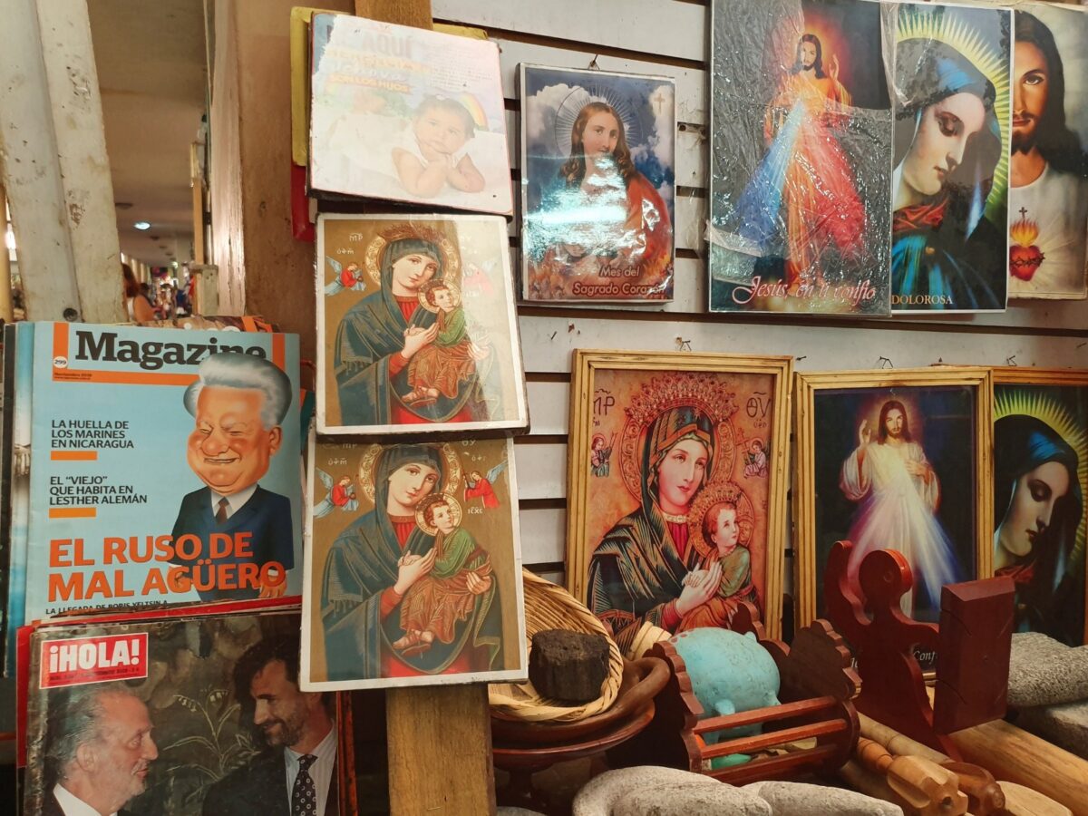 Schilderijen van Maria en Jezus te koop in de Mercado Central in León, Nicaragua