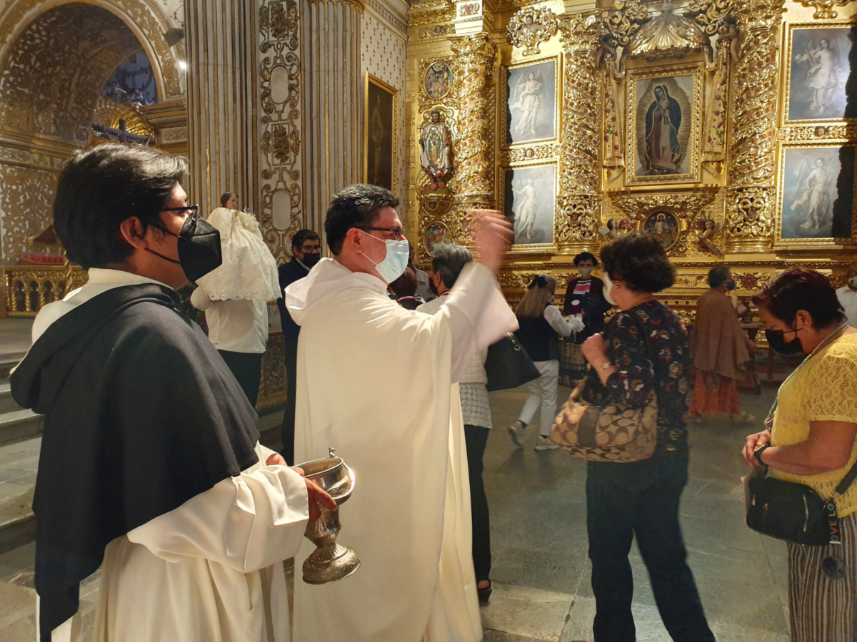 Een priester zegent gelovigen met wijwater na de Maria-Lichtmis in de Santo Domingo de Guzmán-kerk in Oaxaca, Mexico