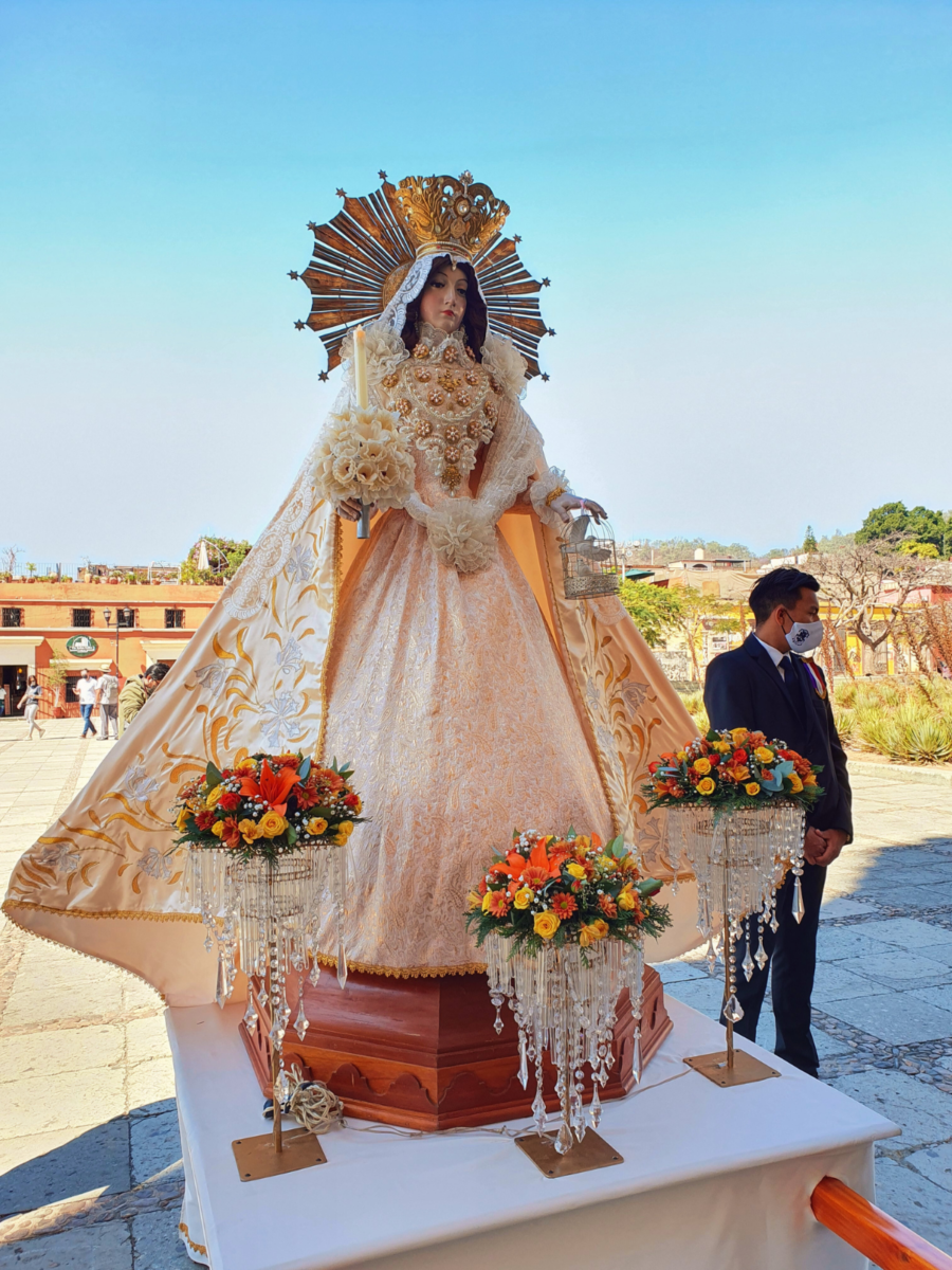 Het processiebeeld van Maria op het plein voor de Santo Domingo de Guzmán-kerk in Oaxaca, Mexico