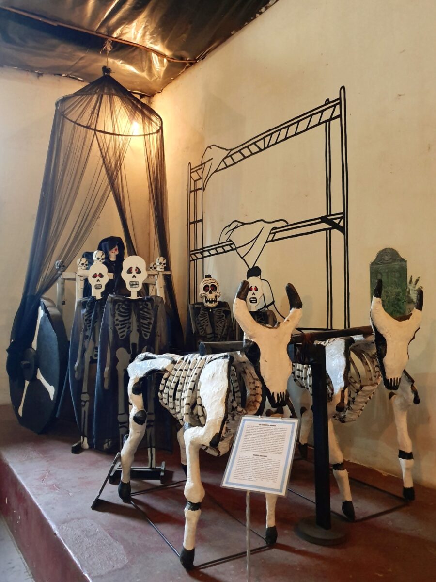 Opstelling van een ossenkar met skeletten in het Museum van Tradities en Legendes in León, Nicaragua