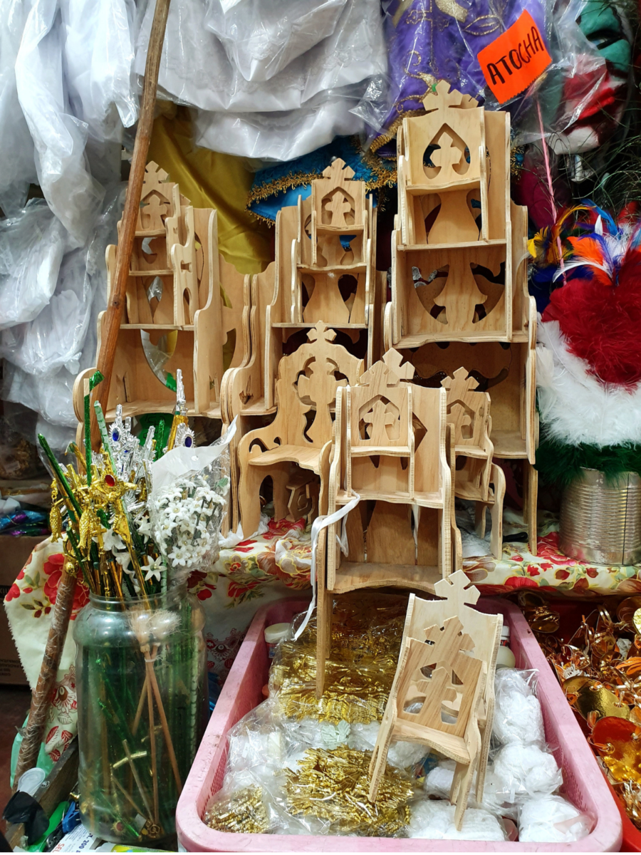 Kleine houten stoeltjes voor Jezuspoppen in een marktkraam in Oaxaca de Juárez