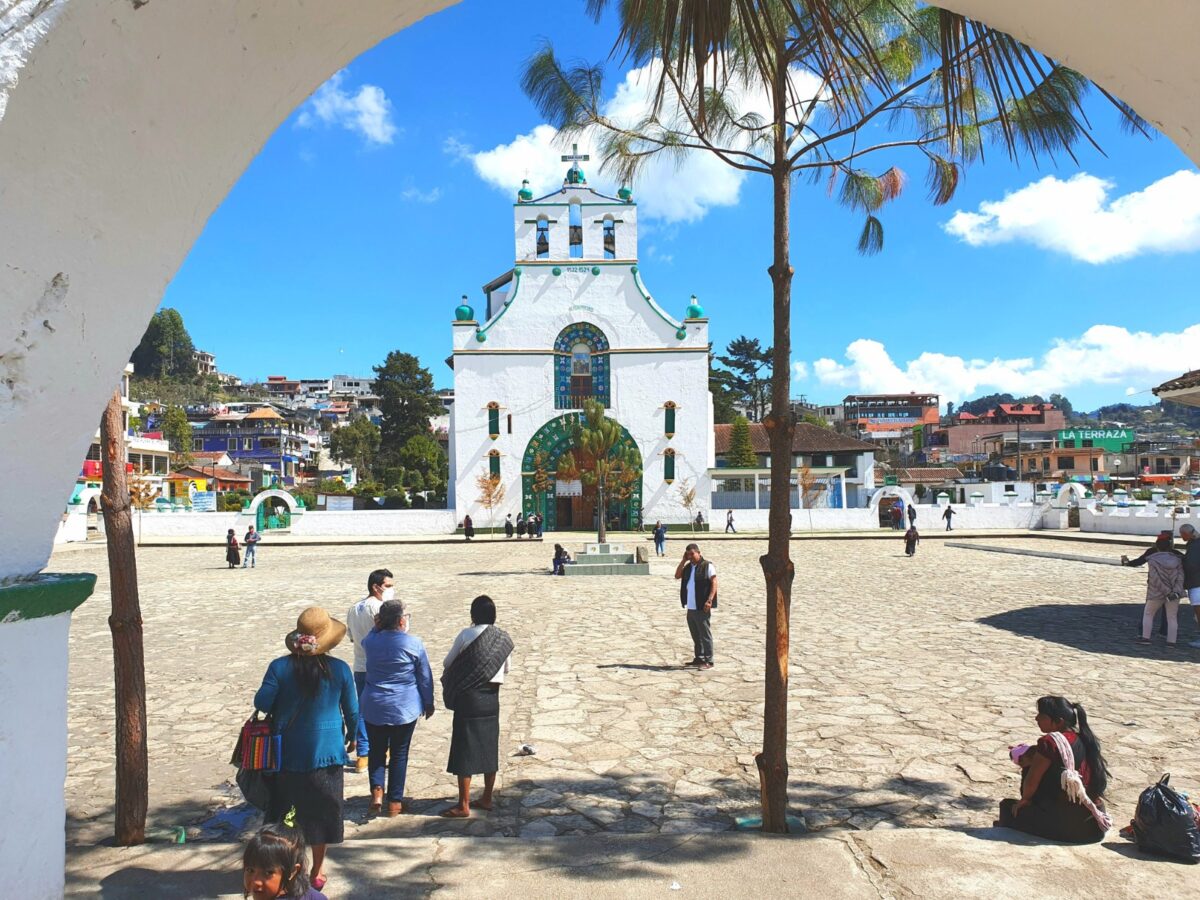 Het plein voor de kleurige San Juankerk in het Mexicaanse dorp Chamula