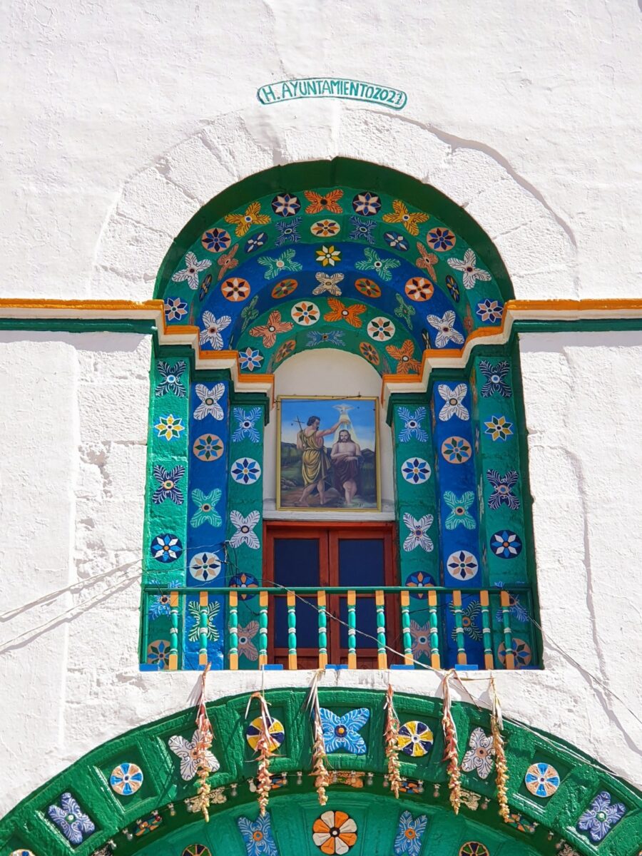 Schildering van Johannes de Doper op de gevel van de San Juankerk in Chamula