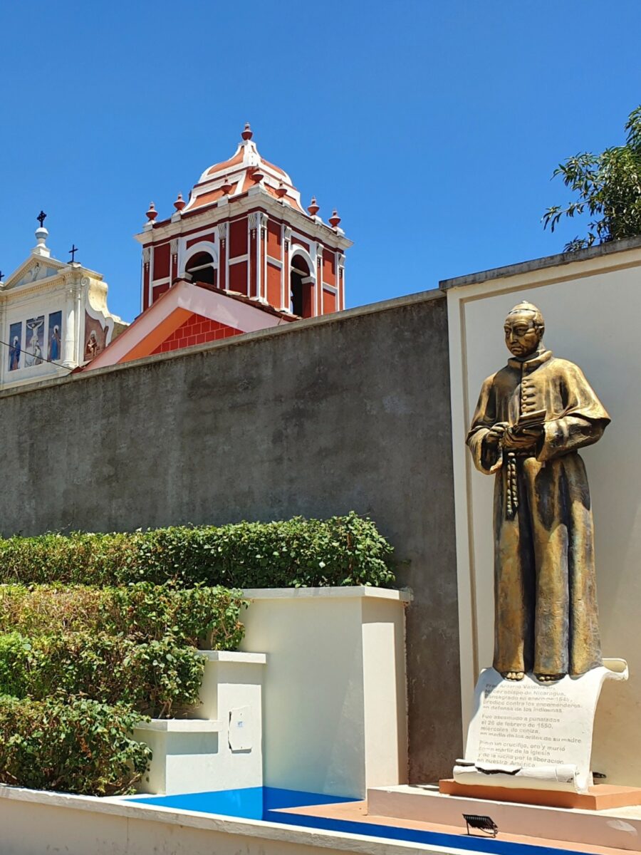 Standbeeld van martelaar Antonio de Valdivieso naast de El Calvario-kerk in León, Nicaragua