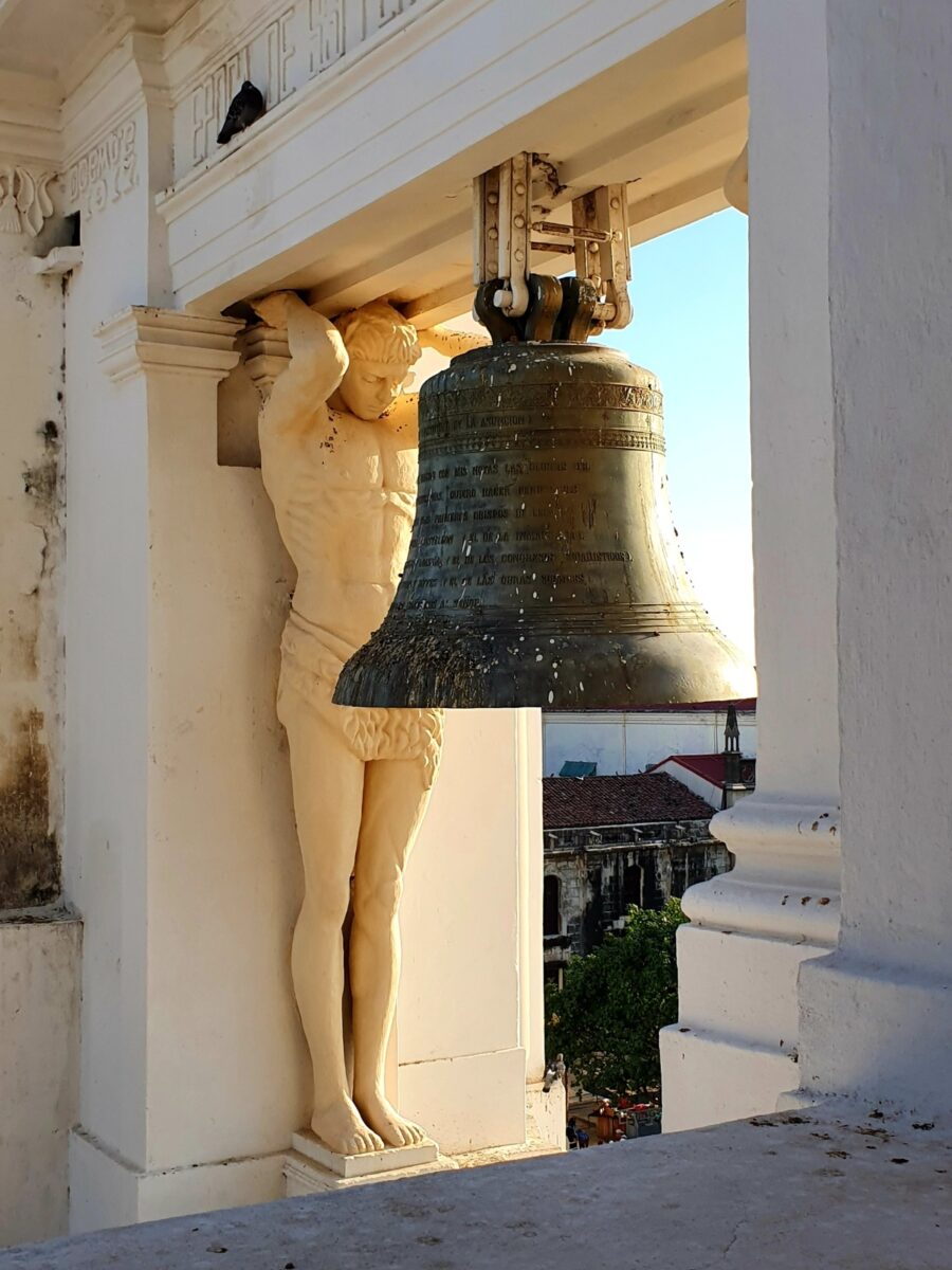 Een beeld van een titaan naast de klok in de toren van de kathedraal van León, Nicaragua