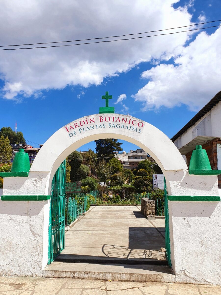 Ingang van de tuin met heilige planten naast de San Juankerk in Chamula, Mexico
