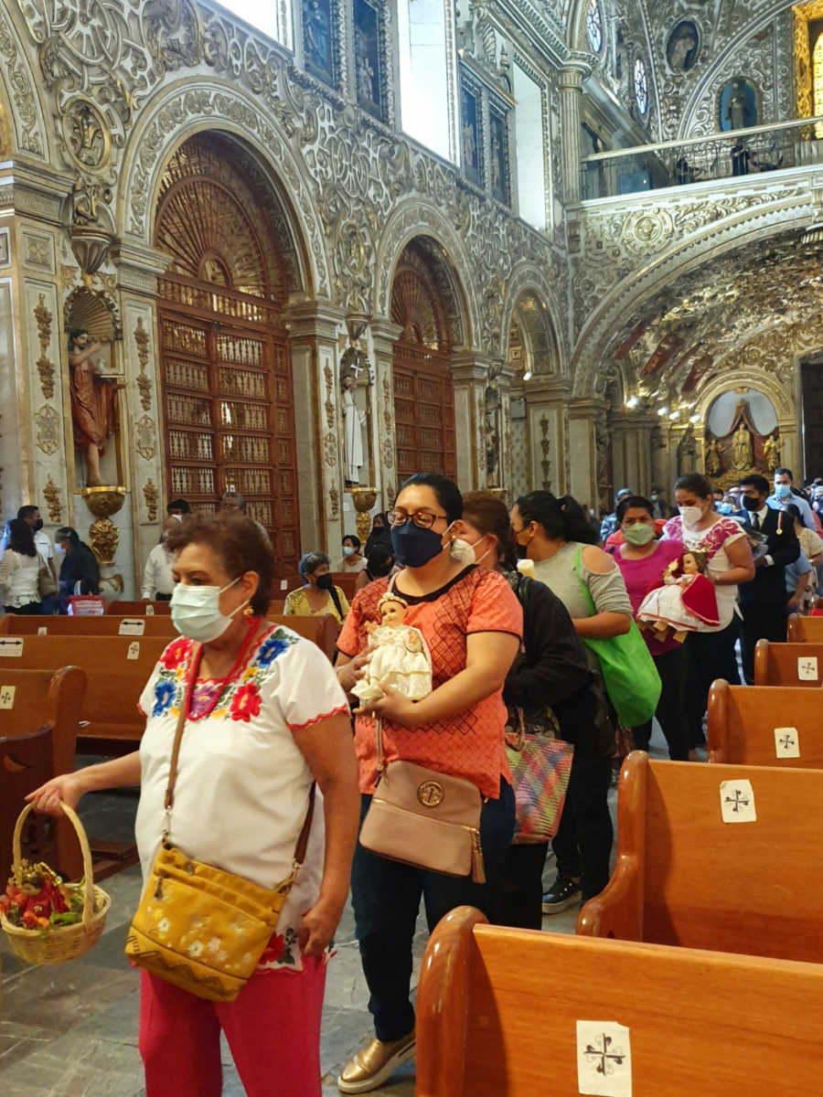 Mexicaanse gelovigen in de rij voor de inzegening van hun Jezuspoppen in een kerk in Oaxaca