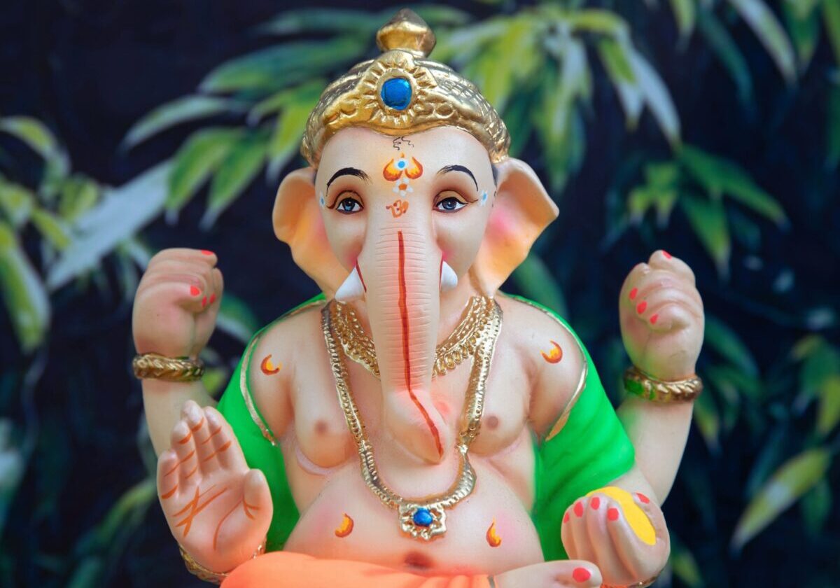 Kleurig beeldje van Ganesha, de hindoeïstische olifantgod met slurf.