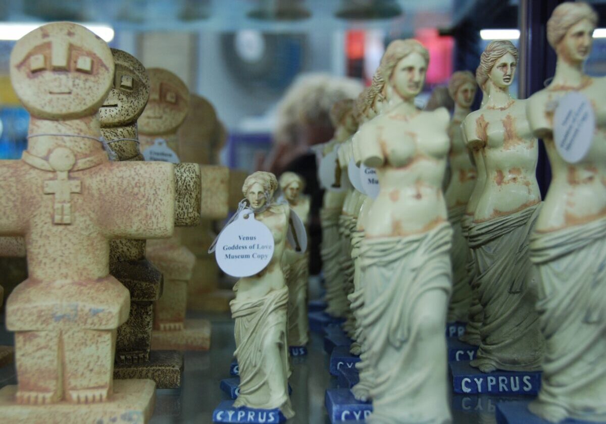 Beeldjes van Afrodite in een souvenirwinkel in Pafos