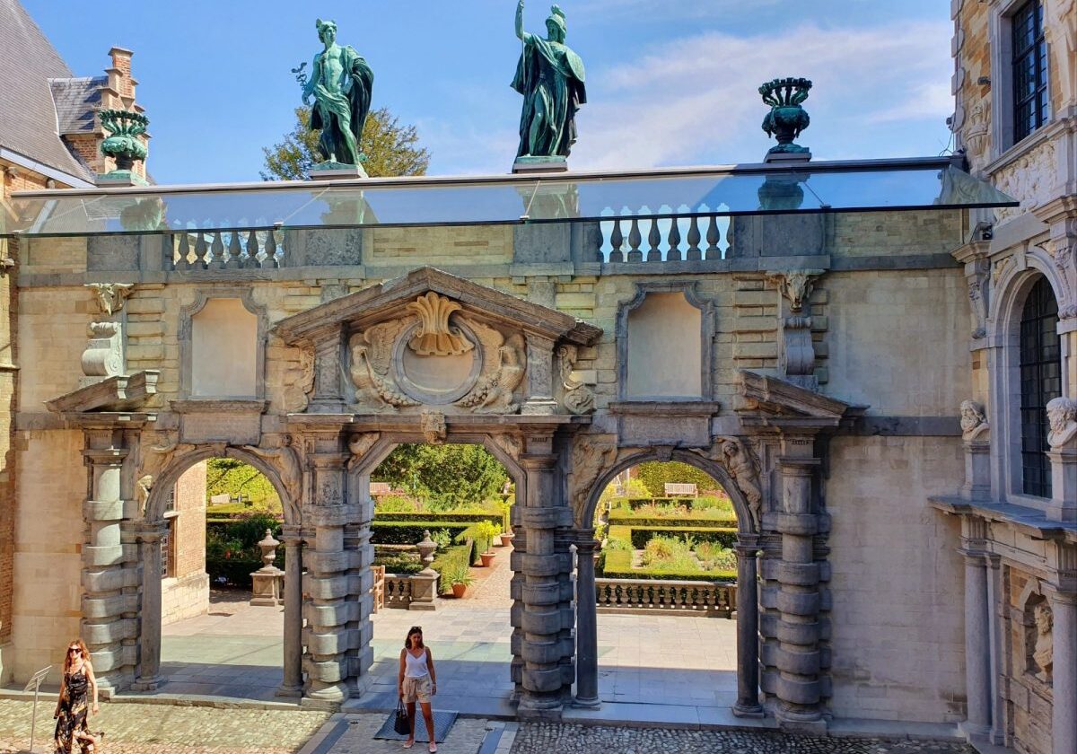 Romeinse goden op de portiek van het Rubenshuis in Antwerpen