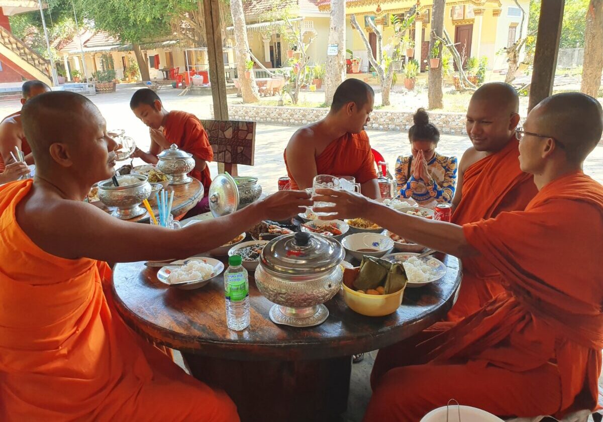Monniken aan de lunch in de pagode van Odambang, nabij Battambang, Cambodja