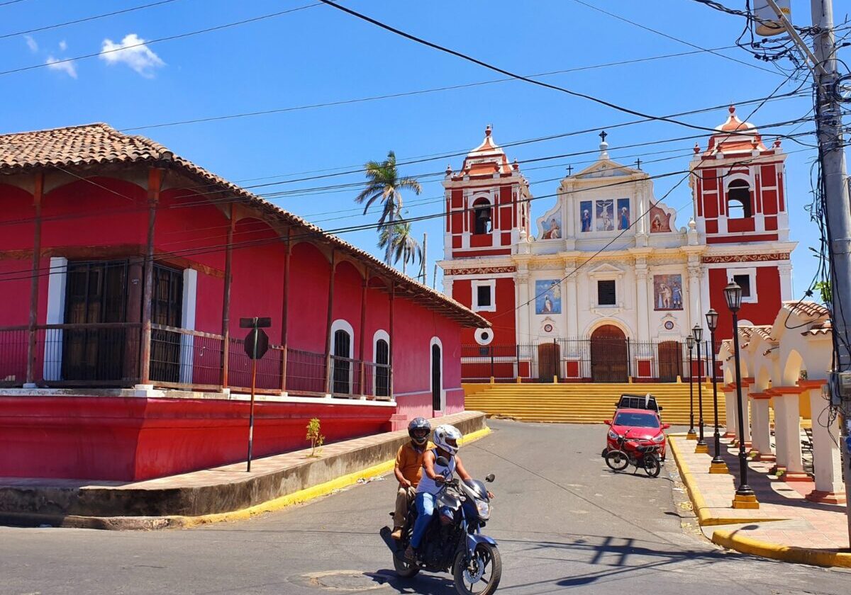 De rood-witte façade van de El Calvario-kerk in Léon, Nicaragua