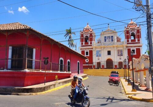 De rood-witte façade van de El Calvario-kerk in Léon, Nicaragua