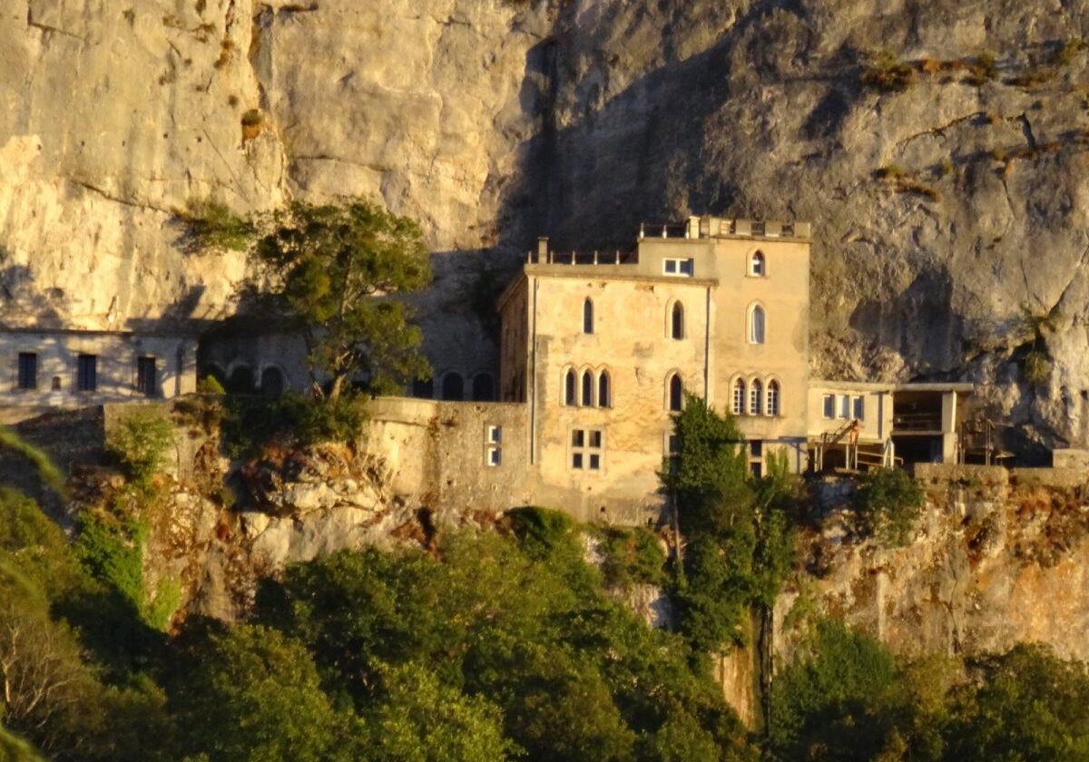 Klooster bij de grot van Maria Magdalena in het Sainte-Baume-massief