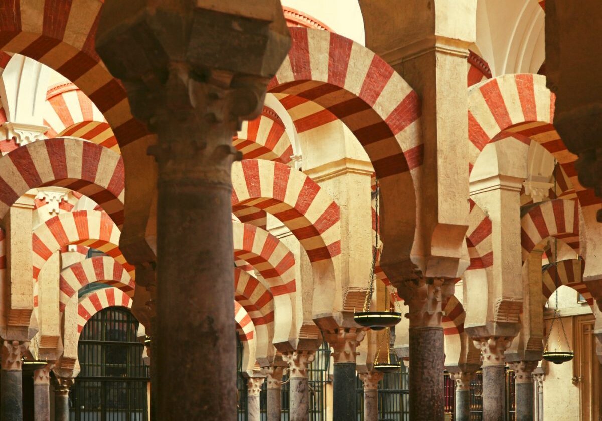Rood-witte bogen in de Mezquita, de moskee annex kathedraal van Córdoba, Spanje
