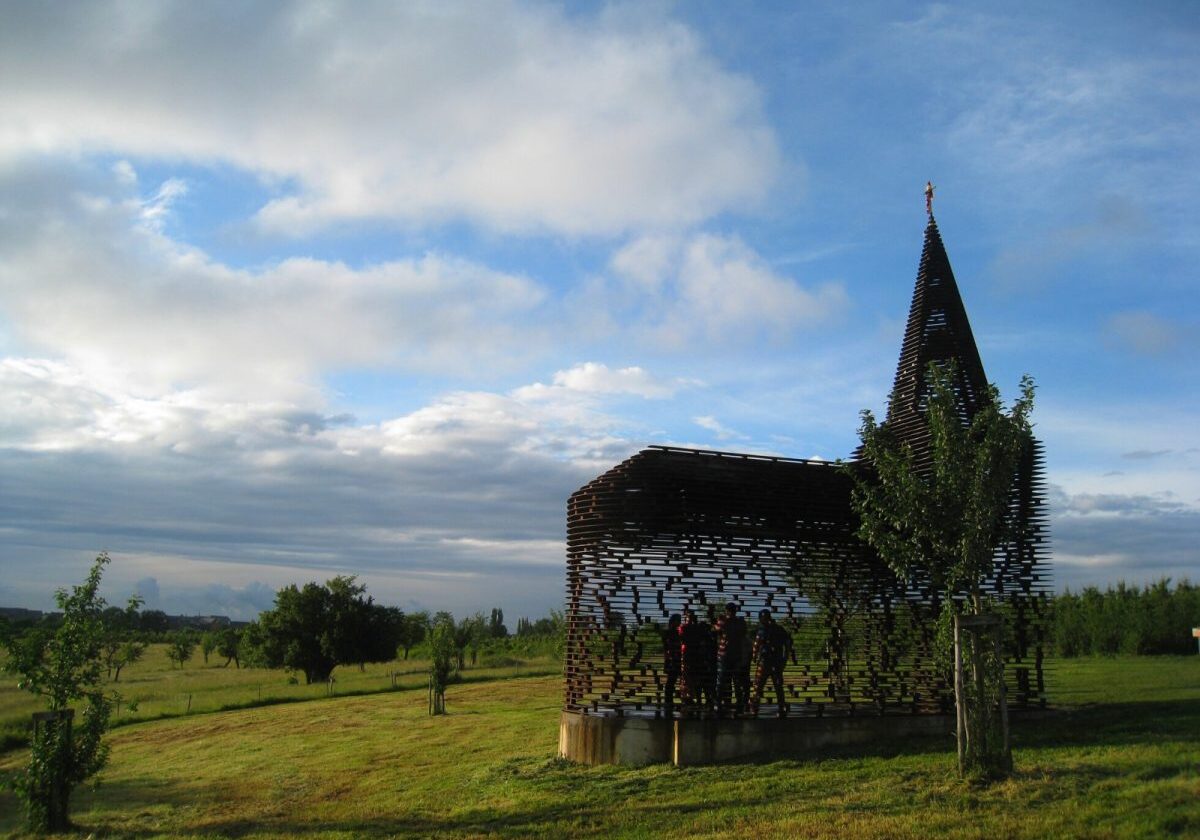 Het kunstige doorkijkkerkje in Borgloon, België